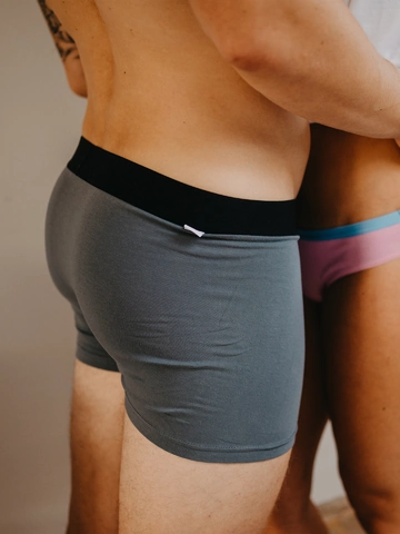 Lifestyle foto Šedé pánske boxerky