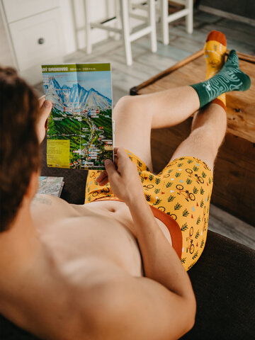 Lifestyle fotó Vidám férfi bokszeralsó Az útvonalon