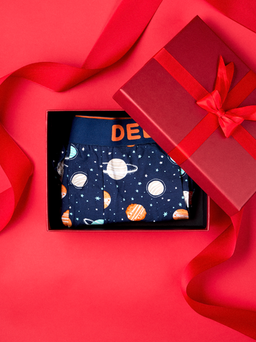 Szerezzen magának örömet ezzel a Dedoles darabbal Vidám férfi bokszeralsó Világegyetem