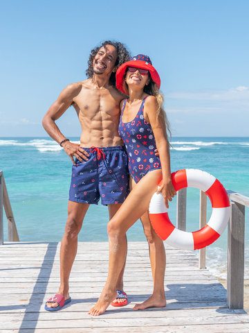 Eredeti és szokatlan ajándékot keres? a megajándékozottat garantáltan meglepi Vidám férfi fürdőnadrág Tengerész hangulat