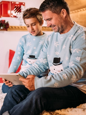 Výpredaj Živahni zimski pulover Čas za sneg