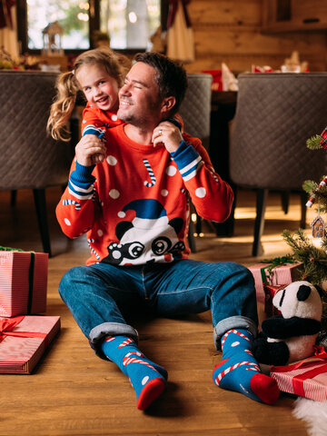 Výnimočný darček od Dedoles Vrolijke wintertrui Speelse panda