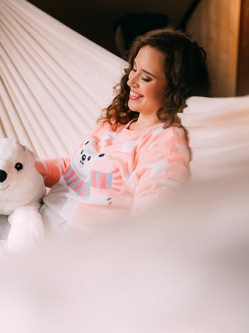 Lifestyle foto Весел зимен пуловер Мечка и звезди