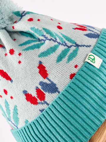 Lifestyle fotó Vidám kötött sapka Csipkebogyó a hóban