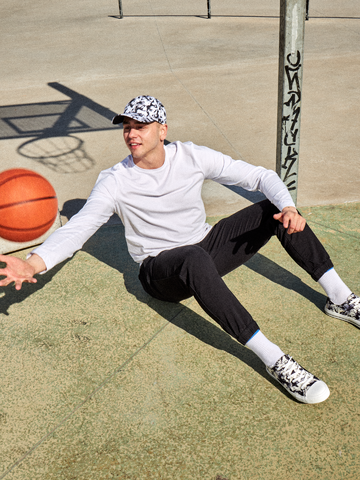 Lifestyle fotó Vidám baseball sapka Fekete-fehér foltok