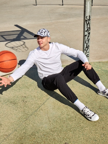 Lifestyle foto Veselá kšiltovka Černobílé skvrny