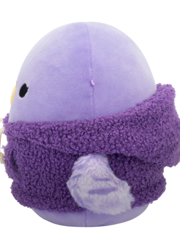 Lifestyle foto Peluche Squishmallows de 20 cm Anoushka la perruche arborant un sweat capuche en laine