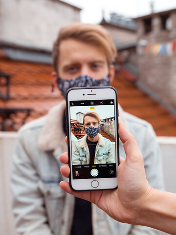 Obrázok produktu Vrolijk antibacterieel mondkapje Doodles – grote maat