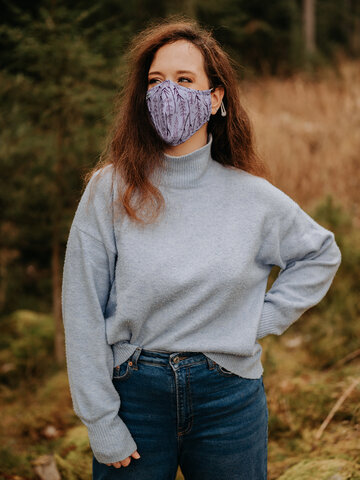 Lifestyle foto Vrolijke antibacterieel mondkapje Lavendel – grote maat