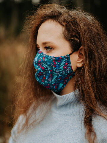 Lifestyle foto Vrolijk antibacterieel mondkapje Geheime tuin – grote maat