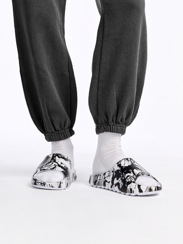 Lifestyle foto Весели chunky чехли Импресия в черно и бяло