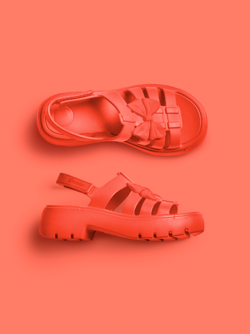 Lifestyle fotó Élénkpiros női fisherman szandál