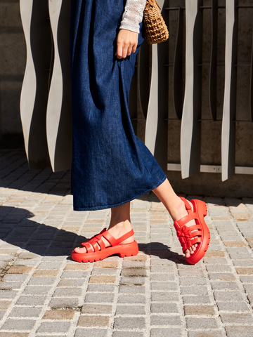 Lifestyle fotó Élénkpiros női fisherman szandál