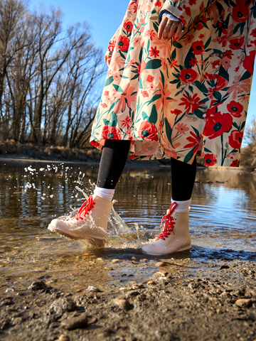 Lifestyle foto Бежови дамски ботуши за дъжд