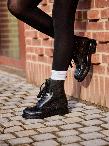 Hľadáte originálny a nezvyčajný darček? Obdarovaného zaručene prekvapí Stivali da pioggia da donna nero brillante