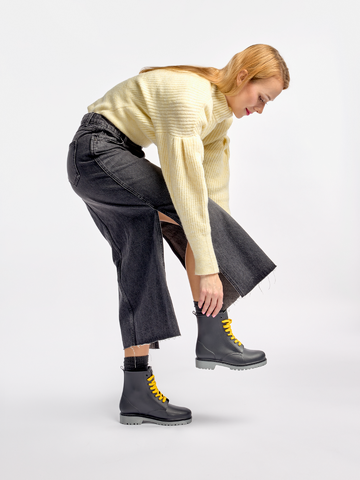 Lifestyle foto Черно-сиви дамски ботуши за дъжд