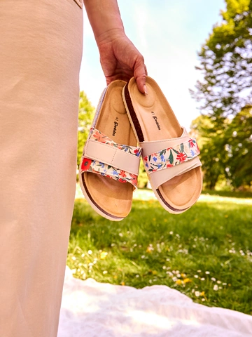 Hľadáte originálny a nezvyčajný darček? Obdarovaného zaručene prekvapí Sandales en liège pour femmes Jardin de coquelicots