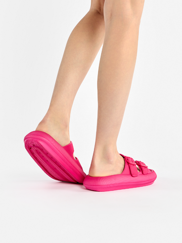 Lifestyle foto Малиноворозови дамски сандали на платформа