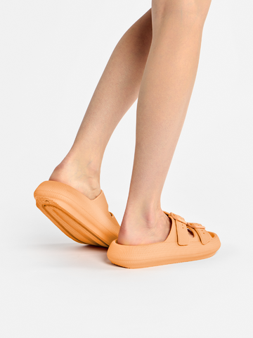 Pre dokonalý a originálny outfit Светлопрасковени дамски сандали на платформа