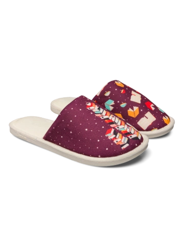 Lifestyle foto Vrolijke slippers Magische boeken