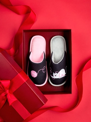 Výnimočný darček od Dedoles Pantoufles rigolotes Chat et balle