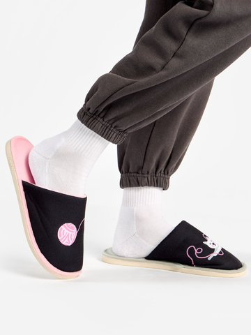 Szerezzen magának örömet ezzel a Dedoles darabbal Vidám házi papucs Cica és gombolyag