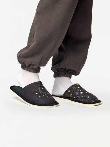 Pre dokonalý a originálny outfit Pantofole Buonumore Cielo con zodiaco