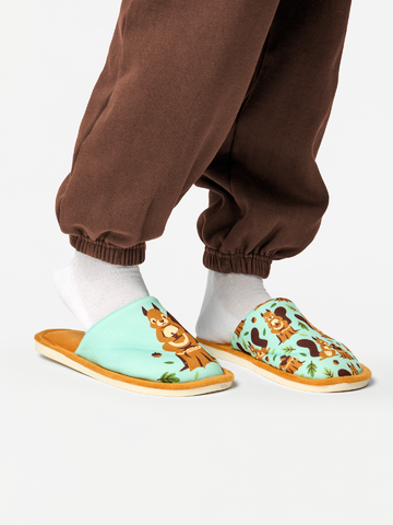 Lifestyle fotó Vidám papucs Mókus az erdőben