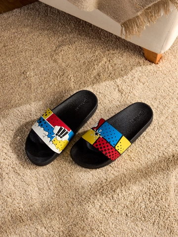 Lifestyle foto Sandales rigolotes Bandes dessinées colorées