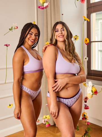 Lifestyle foto Pastelovo fialová dámska podprsenka