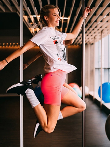 Hľadáte originálny a nezvyčajný darček? Obdarovaného zaručene prekvapí Neónovo ružové krátke bavlnené legíny