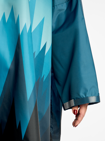 Hľadáte originálny a nezvyčajný darček? Obdarovaného zaručene prekvapí Дъждобран Тъмна гора