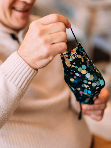 Pre dokonalý a originálny outfit Vrolijk antibacterieel mondkapje Regenlichtjes – grote maat