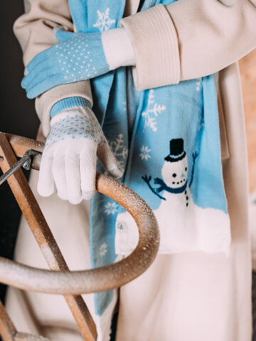 Foto Vidám női kötött sál Hóidő