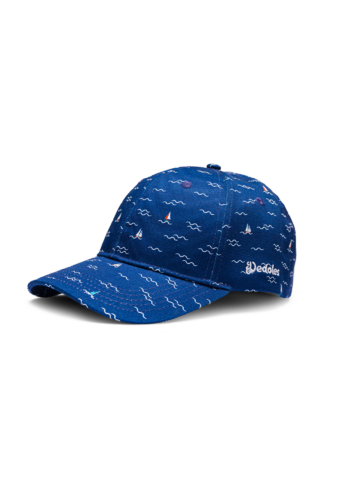 ОТСТЪПКА Весела шапка Лодки в открито море