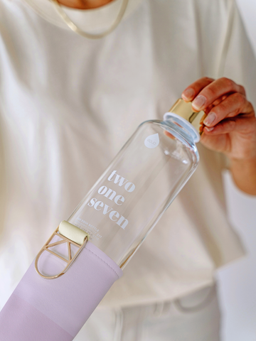 Lifestyle foto EQUA стъклена бутилка Lila 750 ml