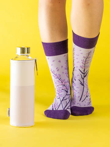 Lifestyle foto EQUA стъклена бутилка Lila 750 ml