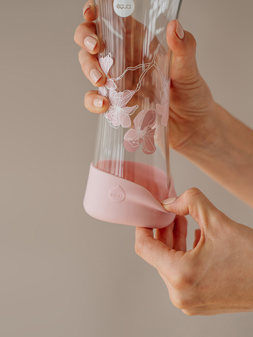 Hľadáte originálny a nezvyčajný darček? Obdarovaného zaručene prekvapí EQUA Sklenená fľaša Magnolia 550 ml