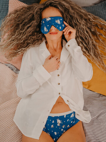 a tökéletes és egyedi ruházathoz Vidám alvómaszk Bárányok és felhők