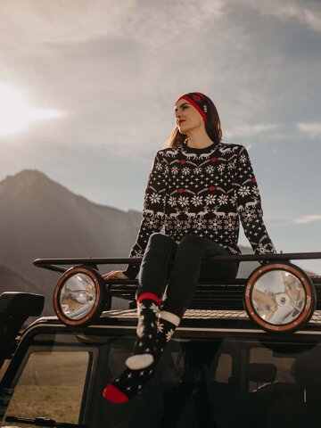 Eredeti és szokatlan ajándékot keres? a megajándékozottat garantáltan meglepi Vidám női kötött fejpánt Fekete-fehér karácsony