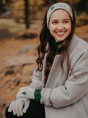 a tökéletes és egyedi ruházathoz Vidám női kötött fejpánt Szürke erdő
