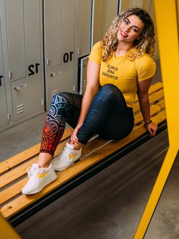 Lifestyle fotó Vidám fitnesz leggings Szürke mandala