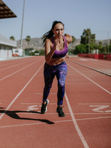 Lifestyle foto Veselé športové legíny Fialové listy