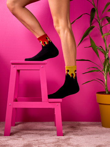 Eredeti és szokatlan ajándékot keres? a megajándékozottat garantáltan meglepi Vidám funkcionális vádlizokni Lángokban