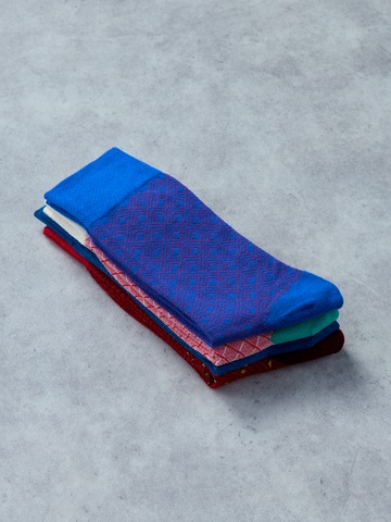 Eredeti és szokatlan ajándékot keres? a megajándékozottat garantáltan meglepi Kék-magenta mintás zokni