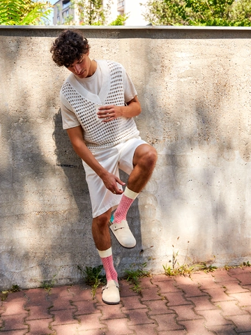 Lifestyle foto Tyrkysovo-červené vzorované ponožky