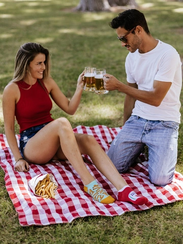 Hledáte originální a neobvyklý dárek? Obdarovaného zaručeně překvapí Veselé ponožky do tenisek Hranolky s kečupem