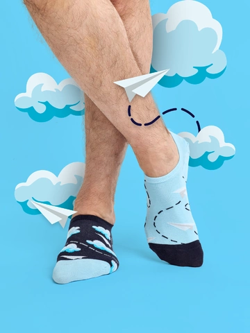 Lifestyle foto Vrolijke sneakersokken Papieren vliegtuigjes &  wolken