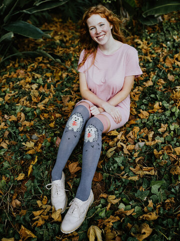 Lifestyle foto Meias alegres acima do joelho Ouriço-cacheiro Cinzento