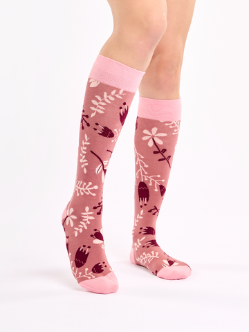 Hľadáte originálny a nezvyčajný darček? Obdarovaného zaručene prekvapí Veselé podkolienky Jemné kvietky